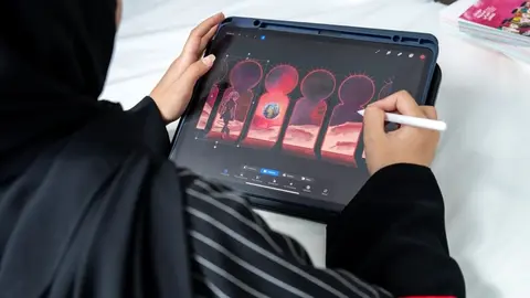 Una artista emiratí durante el taller. (WAM)