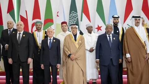 El jeque Mansour bin Zayed en el centro de la imagen en la Cumbre Árabe. (WAM)