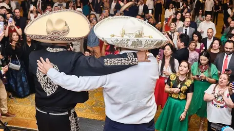 A mdos ilustrativo una imagen de latinos en Abu Dhabi. (EL CORREO)