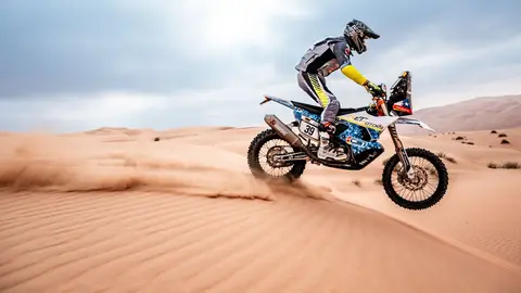 El chileno pilota su moto por el desierto de Abu Dhabi. (Cedida)