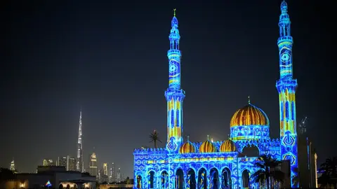 Una de las mezquitas de Dubai iluminadas. (WAM)