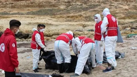 Una imagen de archivo de migrantes ahogados en las costas de Yemen. (X)