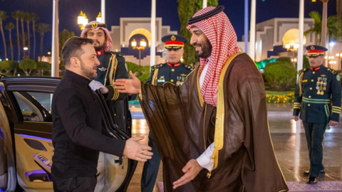 Mohammed bin Salman bin Abdulaziz Al Saud, príncipe heredero y primer ministro de Arabia Saudí, recibe al presidente de Ucrania, Volodímir Zelenski. (SPA)