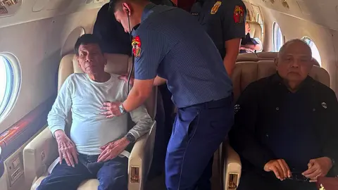 Duterte, en el avión que lo traslada a La Haya. (@ABSCBNNews)