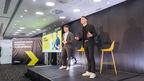 Los hermanos Cobo como conferencistas en un congreso en Barcelona (Cedida).