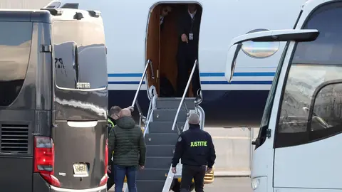 Duterte, a punto de bajar del avión para ser conducido al centro de detención en La Haya. (RTVE)