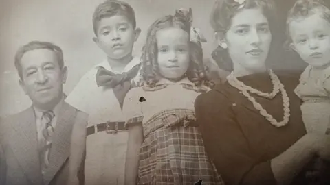 Pascual Guerrero padre y su esposa, María Luisa Arana, junto a sus tres hijos, Pascual, Alma y Fernando. (Cedida por Pascual Guerrero)