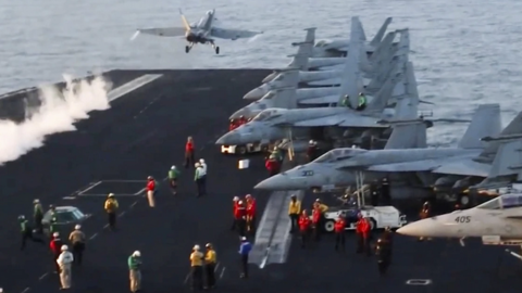 Avión despega para formar parte del ataque contra los hutíes en Yemen desde el portaaviones USS Harry S. Truman, de propulsión nuclear, mientras navega por el Mar Rojo. (Armada de Estados Unidos)