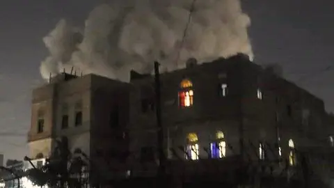 Edificio en llamas tras el ataque de Estados Unidos contra los hutíes en Yemen. (X)