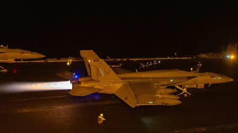 Avión estadounidense despega rumbo a Yemen en la operación lanzado contra los hutíes. (X)