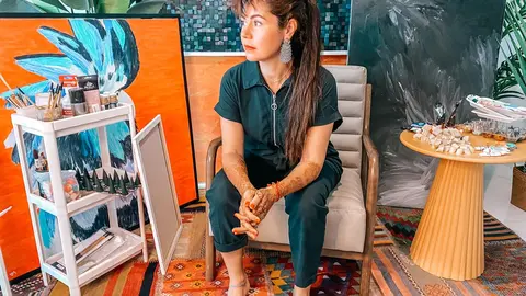 Iris Morata junto a sus obras. (Cedida)