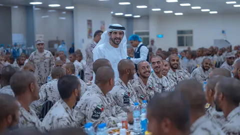 El jeque Hamdan con los reclutas a la hora del iftar. (WAM)