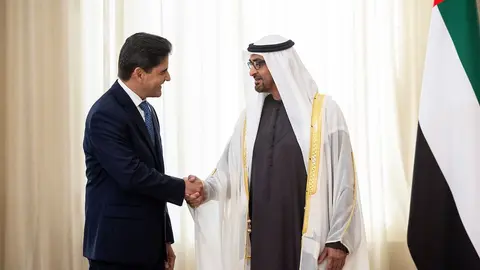 El embajador dominicano junto al presidente de EAU. (Cedida)