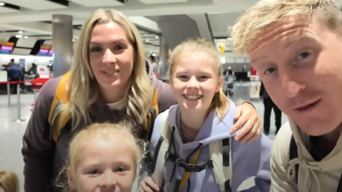 La familia antes de su vuelo en Emirates. (Youtube)