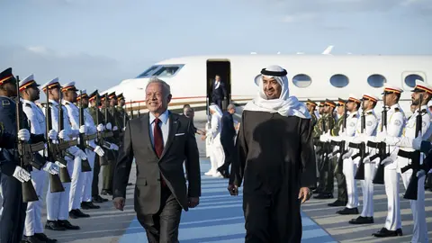 El rey de Jordania es recibido en Abu Dhabi por el presidente de Emiratos. (WAM)