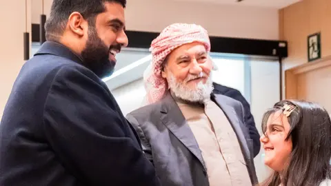 Ahmed Al Messabi conversa con emiratíes durante el iftar organizado en Barcelona por la Embajada de Emiratos Árabes en España. (Cedida)