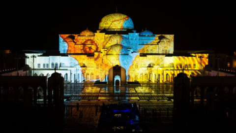 Qasr Al Watan iluminado. (X)