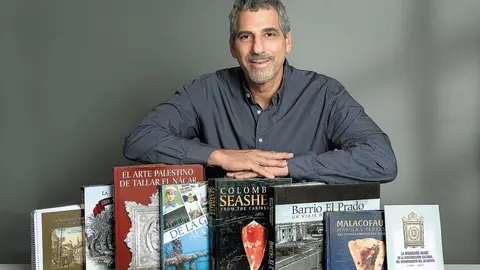 Enrique Yidi Daccarett, autor junto a Karen David Daccarett y Martha Lizcano, del libro 'El arte palestino del nácar'. (Fuente externa)