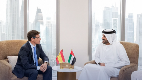 El ministro de Economía emiratí y el embajador español. (X)