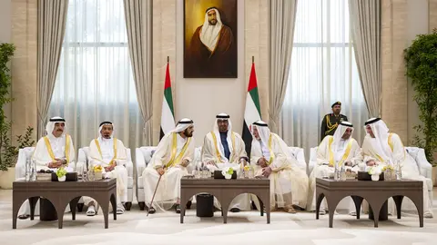 Un momento del encuentro por el Eid Al Fitr de los gobernantes de los emiratos. (WAM)