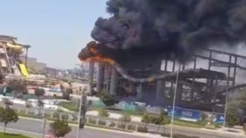 Imagen del incendio en el parque acuático de Yas Island en Abu Dhabi. (Fuente externa)