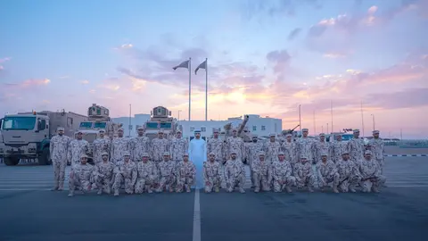 El jeque Hamdan posa con el Comando. (WAM)