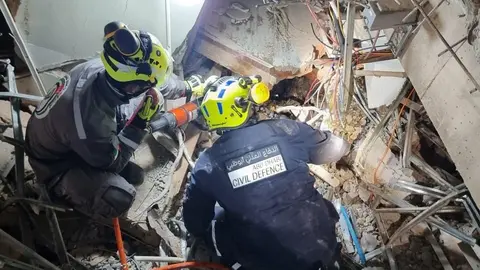 Efectivos emiratíes entre los escombros del terremoto. (WAM)