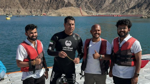 La Policía de Dubai difundió esta imagen de los rescatadores y el collar.