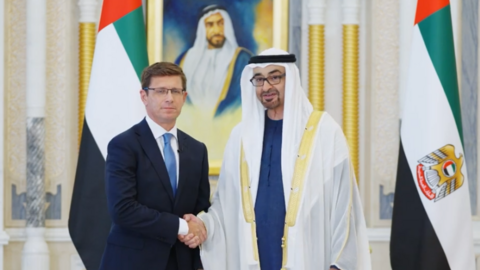 El embajador de España posa con el presidente de EAU. (WAM)