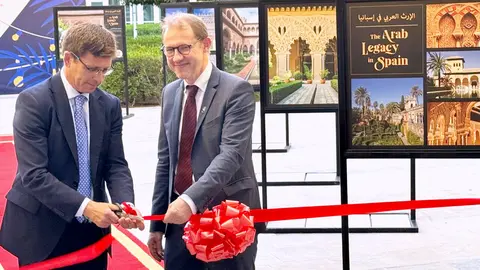 El embajador de España, Emilio Pin Godos -izquierda-, durante la inauguración en la Universidad Sorbonne Abu Dhabi de la exposición 'El legado árabe'. (Cedida)