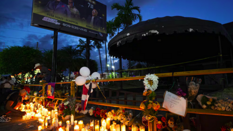 Cientos de personas han encendido velones, portado globos y colocado flores en la entrada de la discoteca. (Fuente externa)