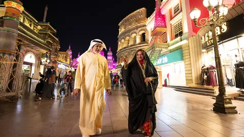 Una pareja pasea por Global Village en Dubai. (X)