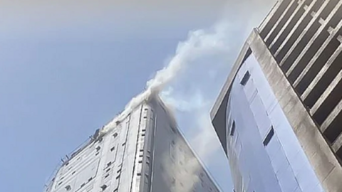 Una imagen del incendico d una torre en Sharjah. (X)