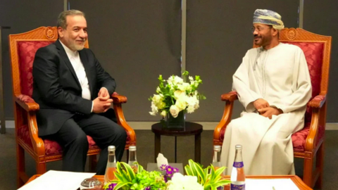 El ministro de Asuntos Exteriores iraní, Abbas Araghchi, con el ministro de Asuntos Exteriores de Omán, Sayyid Badr Al Busaidi, en Mascate, Omán. (WANA)