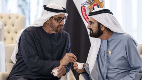 A la izquierda, el presidente emiratí junto al gobernante de Dubai. (WAM)