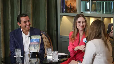 La reconocida escritora española Rocío Gálvez entrevista a Saúl Castro Gómez en Sevilla. (Cedida)