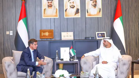 Un momento del encuentro entre el ministro emiratí y el diplomático español. (WAM)
