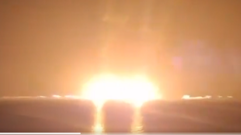 Bombardeos estadounidenses contra el puerto petrolero de Ras Isa en Yemen. (@MundoEConflicto)