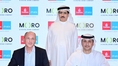 Un momento de la firma del cacuerdo entre Emirates Group y Moro Hub. (WAM)