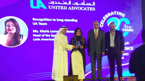 Reconocimiento a la letrada argentina María Lorenza durante el 20 Aniversario de United Advocates en Dubai. (María Moreno / EL CORREO)