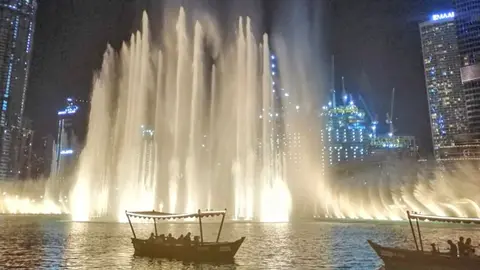 La Fuente de Dubai en el centro de la ciudad. (EL CORREO)