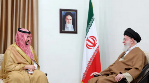 Encuentro en Teherán del líder supremo de Irán, Ali Jameneí, con el ministro de Defensa de Arabia Saudí, Jalid bin Salmán bin Abdulaziz. (Fuente externa)