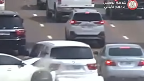 Captura de pantalla del vídeo difundido por la Policía de Abu Dhabi del choque.