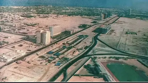 Sheik Zayed Road, la principal arteria de Dubai, en 1992. (Old Memories of U. A. E.)