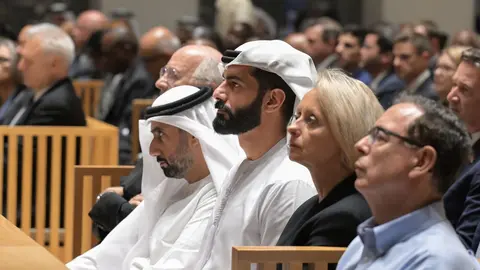 Numerosas autoridades locales acudieron a la misa memorial en honor del Papa Francisco celebrada en Abu Dhabi. (WAM)