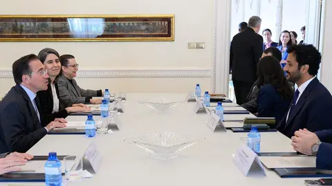 El ministro de Asuntos Exteriores, Unión Europea y Cooperación, José Manuel Albares, y el ministro de Economía de Emiratos Árabes Unidos, Abdullah bin Touq Al Marri, durante la reunión que han mantenido en Madrid. (Moncloa)