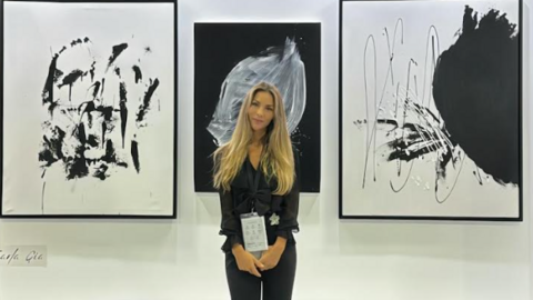 La artista posa ante parte de su obra. (Cedida)