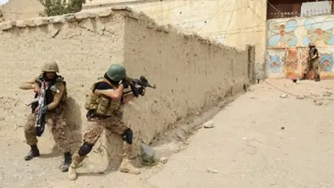 La operación se desarrolló este viernes por la noche en el distrito de Bannu, próximo a la frontera con Afganistán. (@TKCkhyber)