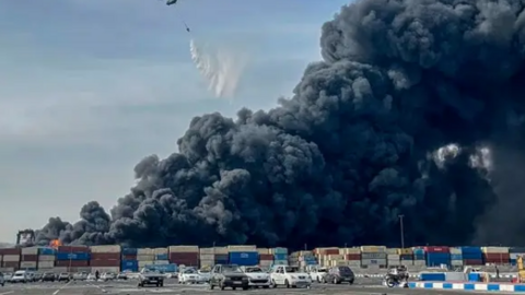 Columna de humo por la explosión en el puerto iraní. (X)