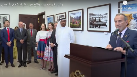 El canciller de Perú, Elmer Schialer, interviene en la inauguración de la nueva embajada peruana en Emiratos Árabes Unidos. (WAM)